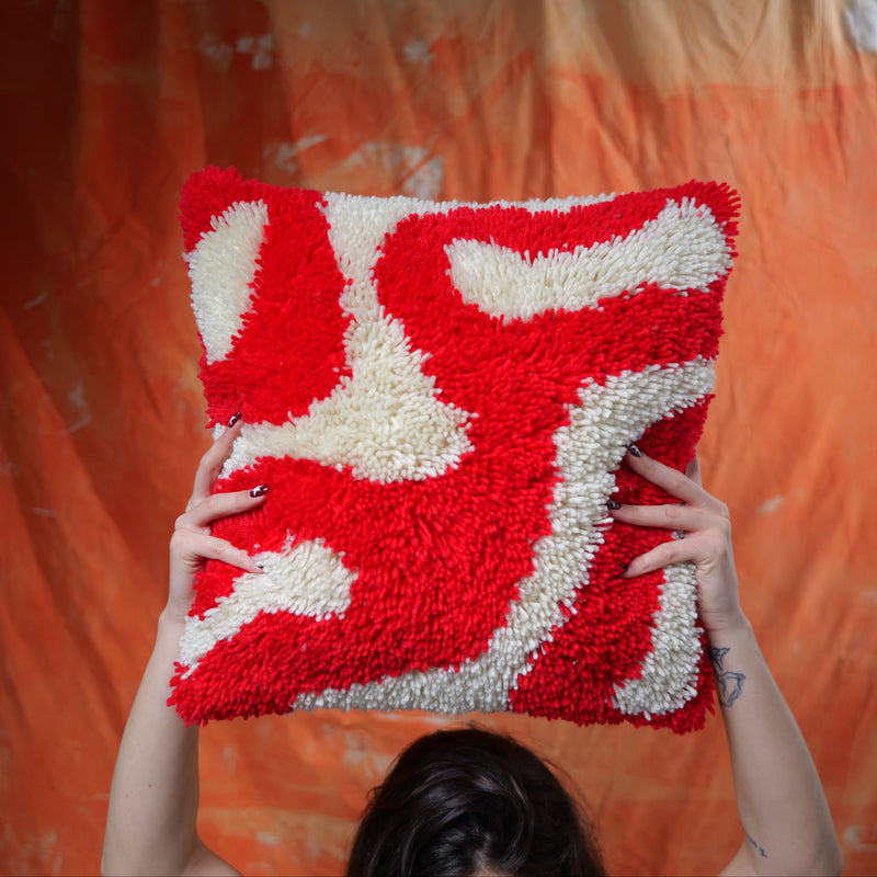 Red Kisses latch hook cushion kit